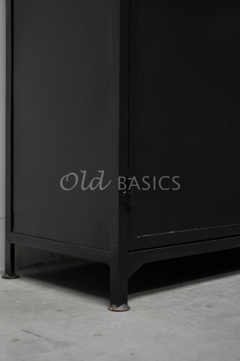 Detail van Apothekerskast Ilya trois NB Grand, zwart, materiaal staal